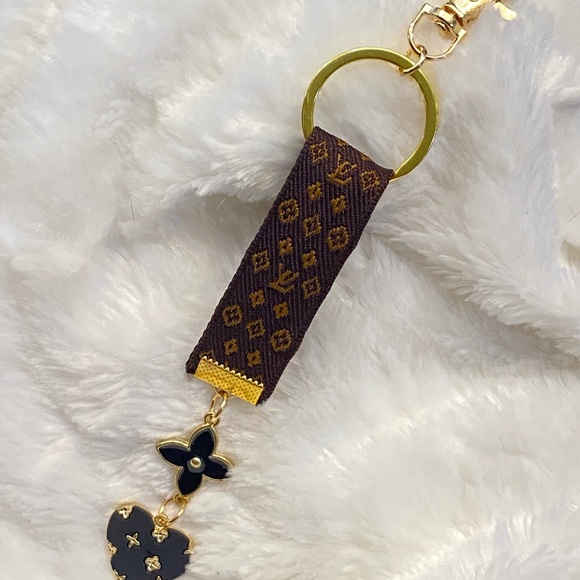 Luxury LV Bag Accessory Purse Heart Logo Charm Keychain - Picture 5 of 8